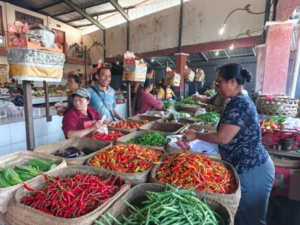 Unit Intelkam Polsek Susut Laksanakan Monitoring Harga dan Ketersediaan Sembako di Pasar Kayuambua