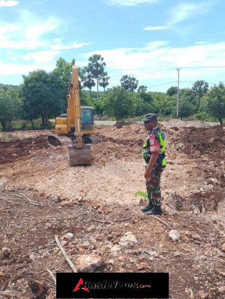 Babinsa Koramil 1627-03/Batutua Pantau Pemerataan Lahan KDKMP Desa Oeseli