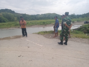 Sinergi TNI dan Pemda, Danramil Walakaka Cek Rencana Pembangunan Jembatan
