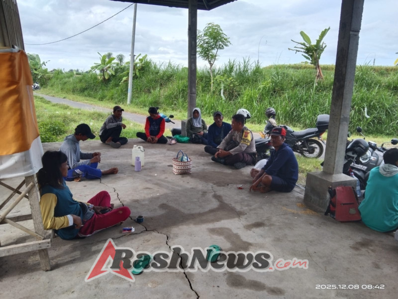 Menggelar Gelar Jumat Curhat, Bhabinkamtibmas Sambangi Warga Binaan di Desanya.