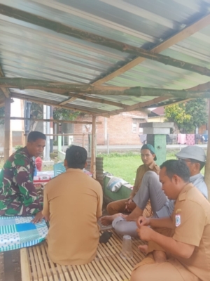 Babinsa Koramil 1628-01/Taliwang Bangun Sinergi dengan Masyarakat dan Aparat Desa