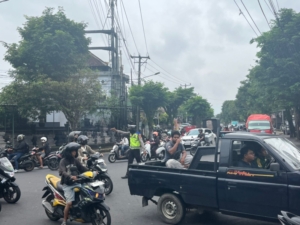 Polsek Mengwi Laksanakan PG Sore Lancarkan Arus Lalu Lintas di Simpang Cepaka