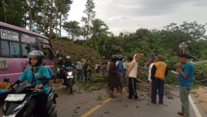 Semangat Gotong Royong, Babinsa Koramil SoE Bersama Warga Pulihkan Akses Jalan Nasional