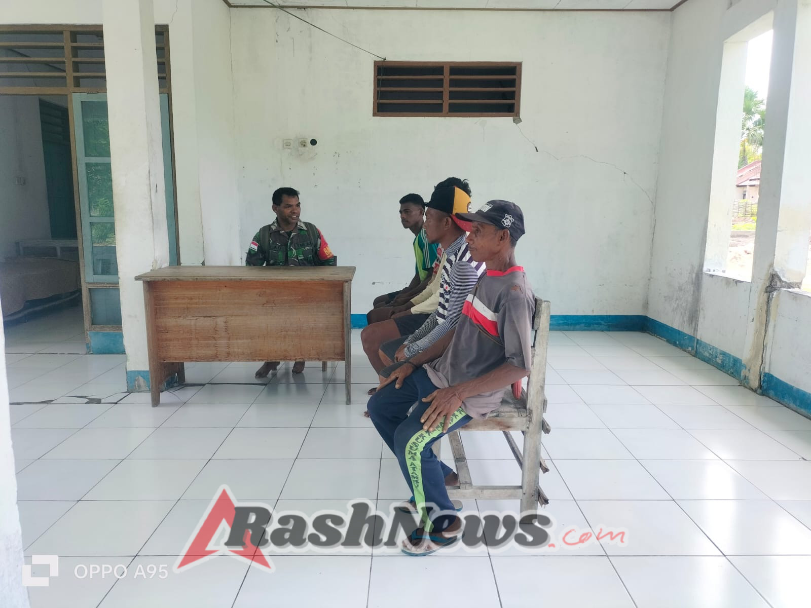 Sertu Yanuarius Lau Duduk Bersama Pemuda Desa Ponu, Dorong Generasi Muda Berperan Positif