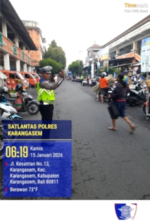 Utamakan Pejalan Kaki, Anggota Polres Karangasem Laksanakan Tugas Menyebrangkan Pejalan Kaki di Pasar Kesatriaan Amlapura