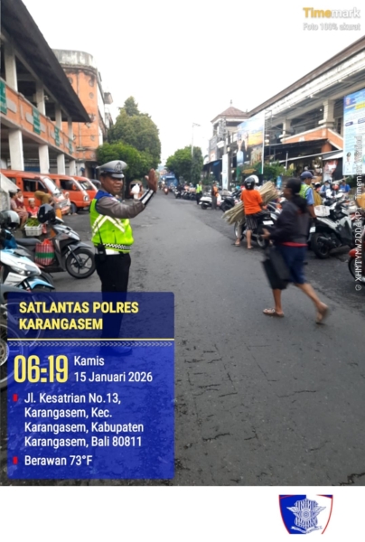 Utamakan Pejalan Kaki, Anggota Polres Karangasem Laksanakan Tugas Menyebrangkan Pejalan Kaki di Pasar Kesatriaan Amlapura