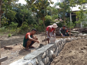 Kemanunggalan yang Terlihat, Babinsa Sertu Yanuarius Lau Hadir dan Bekerja Bersama Warga
