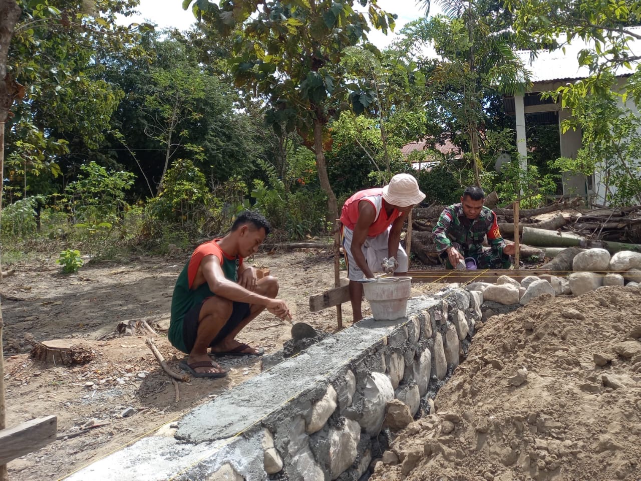 Kemanunggalan yang Terlihat, Babinsa Sertu Yanuarius Lau Hadir dan Bekerja Bersama Warga