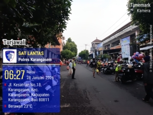 Utamakan Pejalan Kaki, Anggota Polres Karangasem Laksanakan Tugas Menyebrangkan Pejalan Kaki di Pasar Kesatriaan Amlapura