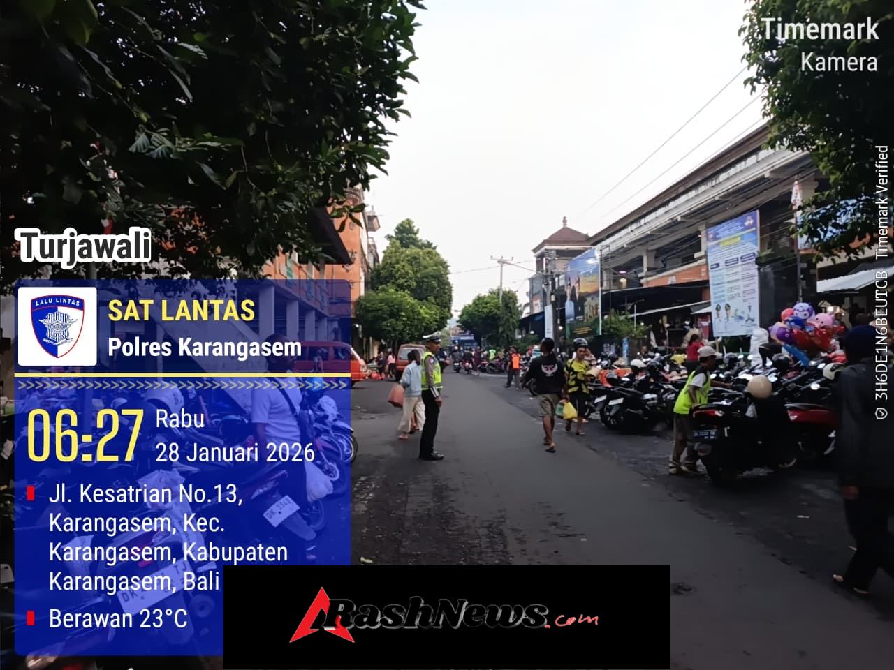 Utamakan Pejalan Kaki, Anggota Polres Karangasem Laksanakan Tugas Menyebrangkan Pejalan Kaki di Pasar Kesatriaan Amlapura