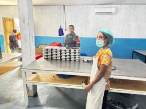 Babinsa Nailang–Waisika Sukseskan Program Makan Bergizi Anak Sekolah