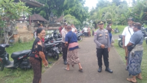 Bhabinkamtibmas Atensi Pengamanan Pemilihan Kepala Banjar Dinas Apuan Kelod