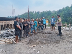 Bhabinkamtibmas Tegallalang Laksanakan Sambang DDS di Proyek Pariwisata Ceking