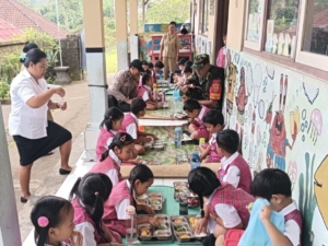 Bhabinkamtibmas Monitoring Penyaluran MBG di TK Abdi Kumara Bangli