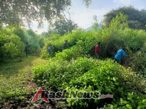 Babinsa Desa Mujahiddin Bersama Warga Bersihkan Lokasi KDKMP