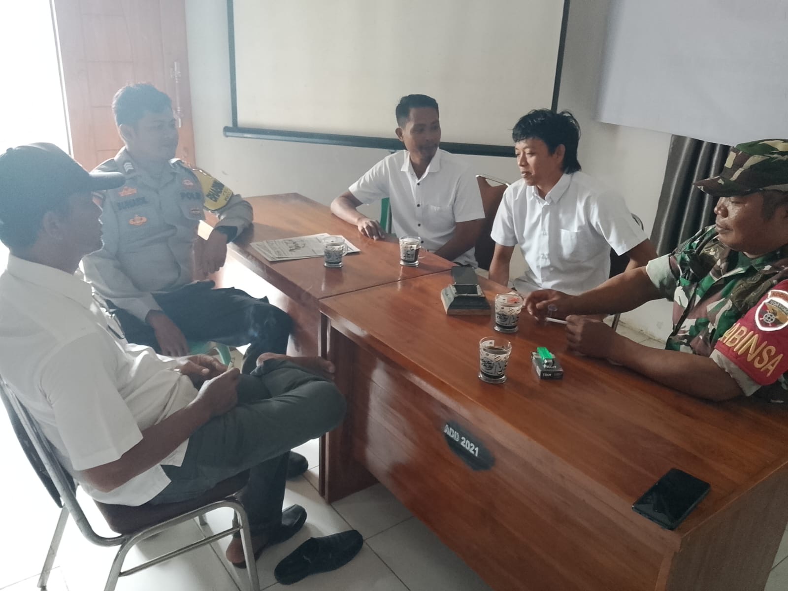 Komsos Babinsa Desa Tapir Wujudkan Sinergi TNI-Polri dan Pemerintah Desa Pererat Kerja Sama