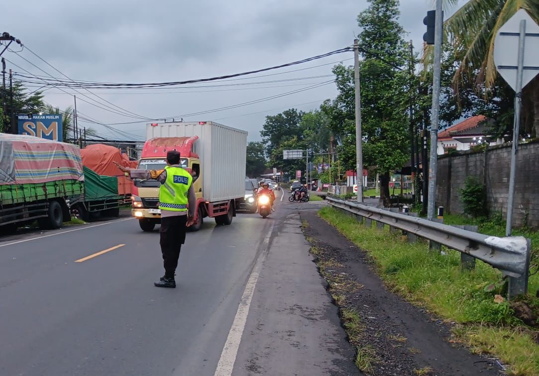 Kapolsek Kerambitan pimpin kegiatan Gaturlalin Pagi Hari dalam Upaya Ciptakan Rasa Aman dan Nyaman bagi Pengguna Jalan