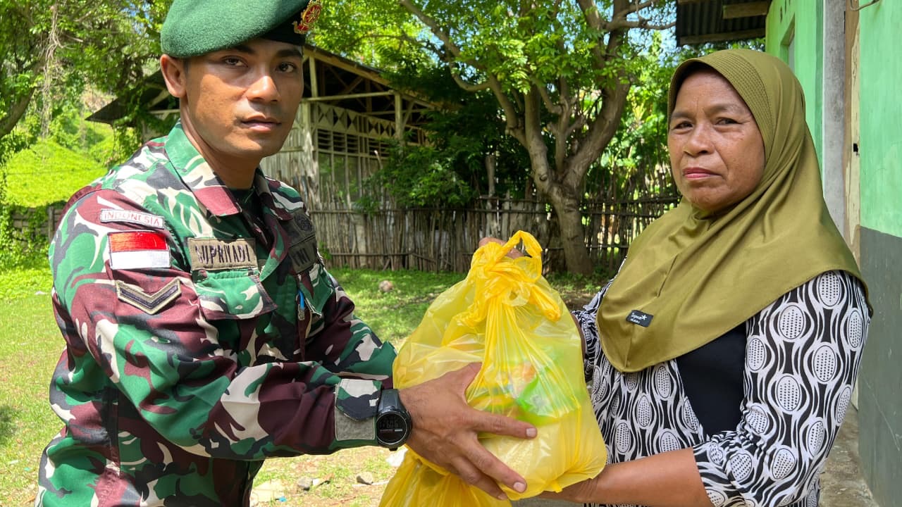 Dari Perbatasan untuk Kemanusiaan, Satgas Pamtas Yonarmed 12 Kostrad Gelar Jumat Berkah