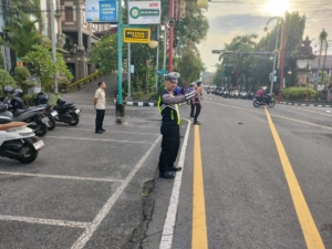 Polres Gianyar Hadir Sejak Pagi, Pastikan Arus Lalu Lintas Aman dan Lancar