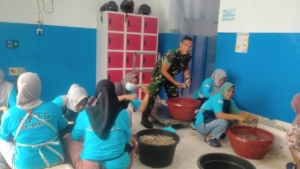 Pendampingan Babinsa dalam Penyaluran Logistik BGN di Desa Mangge Asi