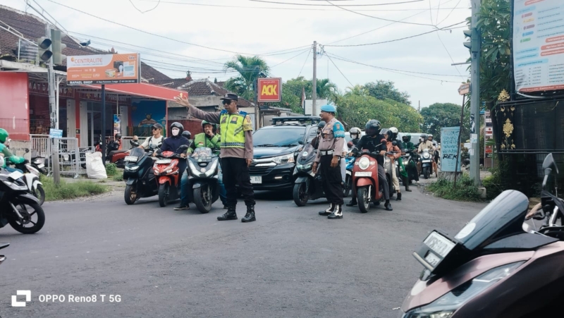 Ciptakan Kamseltibcarlantas, Polsek Mengwi Laksanakan Pengaturan Lalu Lintas Sore