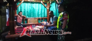 Lakukan Pengawasan Fisik Malam Hari, Anggota Koramil 05/Janapria Lakukan Komsos Malam Hari