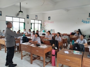 Bhabinkamtibmas Sambangi SMK Sanjiwani Gianyar, Sampaikan Himbauan Kamtibmas kepada Pelajar