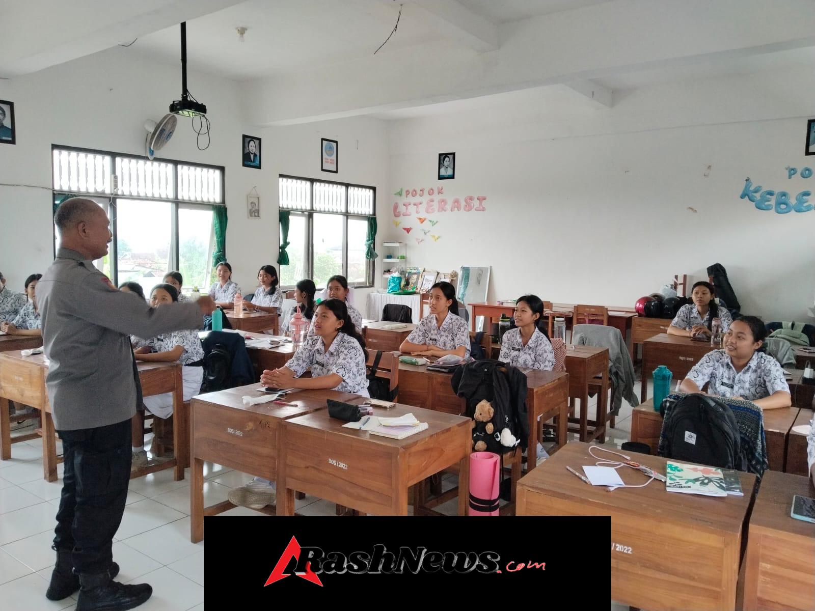 Bhabinkamtibmas Sambangi SMK Sanjiwani Gianyar, Sampaikan Himbauan Kamtibmas kepada Pelajar