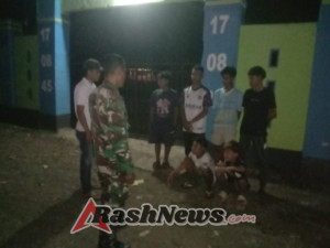 Babinsa Desa Serakapi Aktif Pantau Keamanan Lingkungan di Malam Tahun Baru