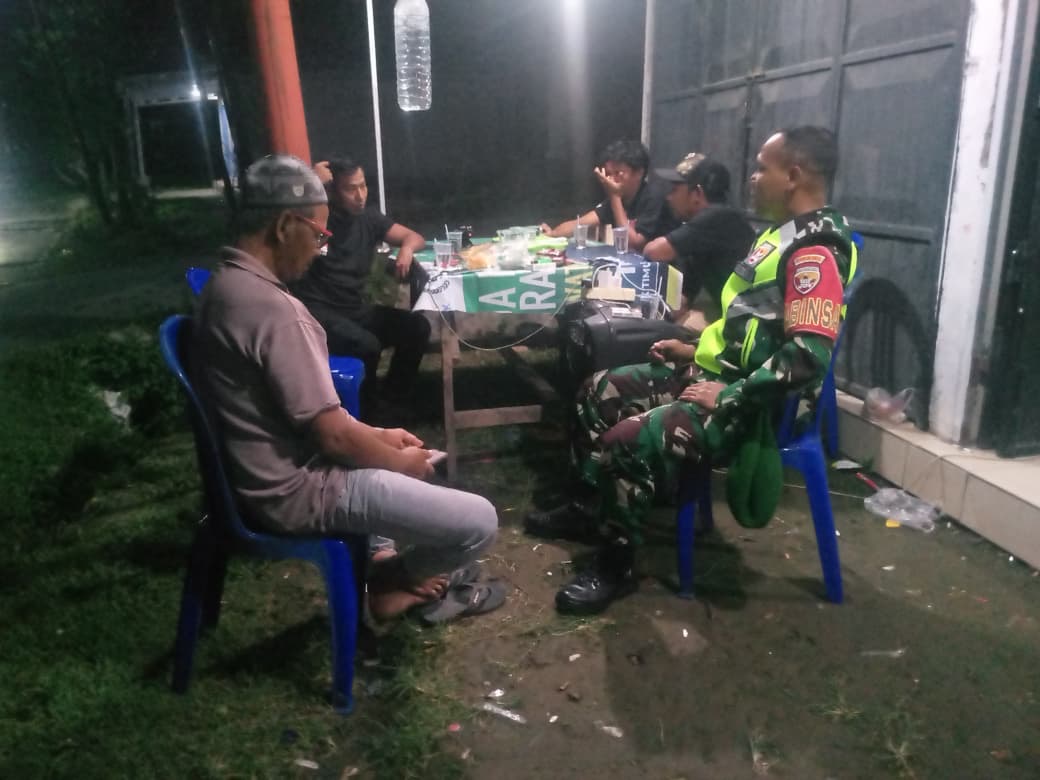 Patroli Malam Babinsa Denggen Timur, Wujud Kepedulian TNI Jaga Keamanan Desa