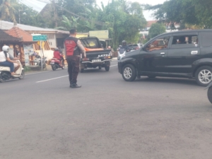 Cegah Kemacetan & Laka Lantas, Personel Polsek Abiansemal Laksanakan Pengaturan Lalin Sore