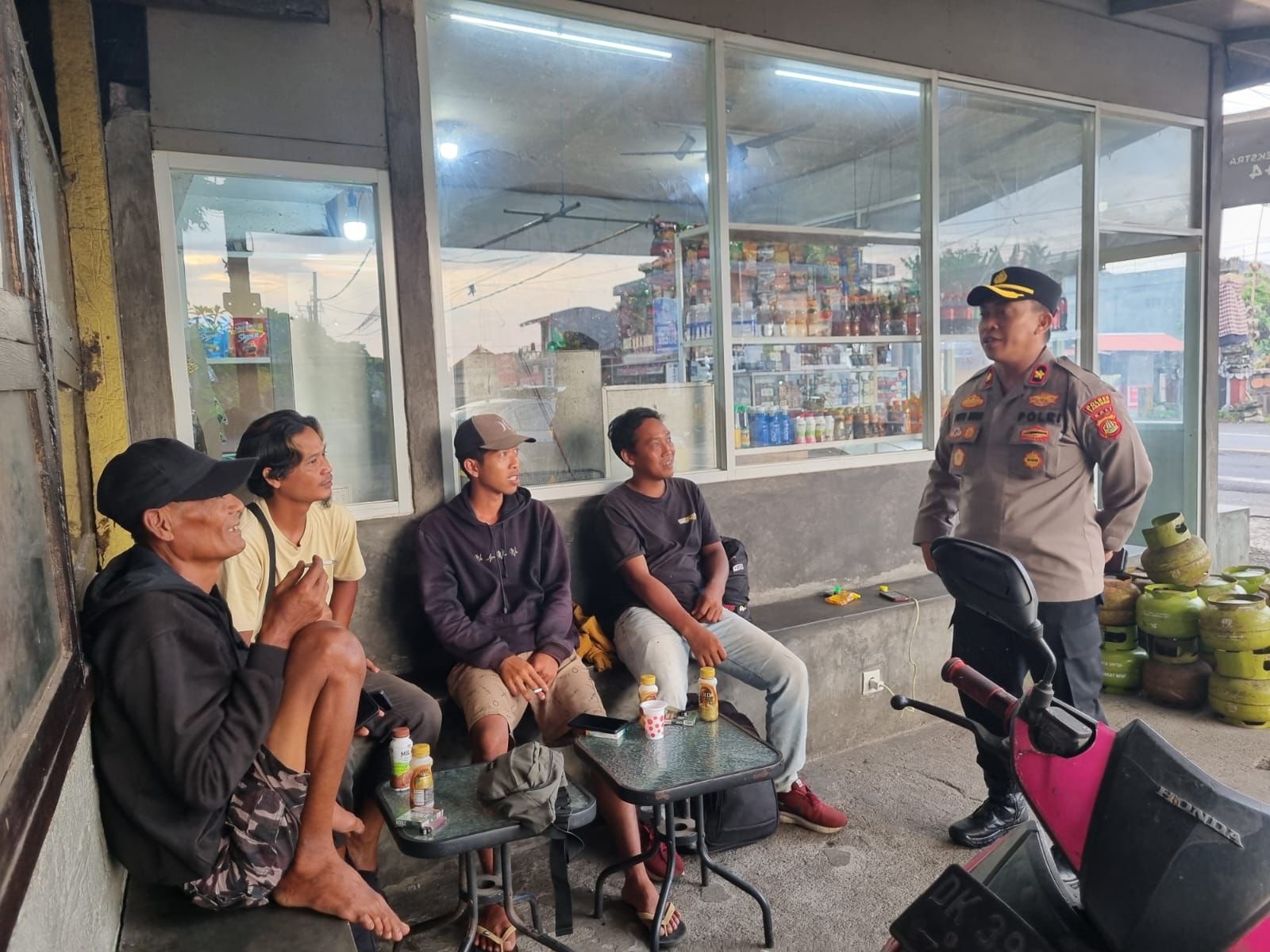 Kapolsek Kerambitan Beri Himbauan Kamtibmas sekaligus Pengcekan Identitas Duktang yang ingin mencari Pekerjaan di Bali