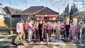 Bersama Warga Jaga Harmoni Desa, Bhabinkamtibmas Selat Aktif Gotong Royong Kulkul PKK dalam Program Bersih Desa