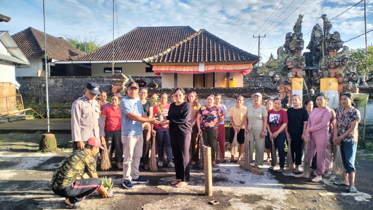 Bersama Warga Jaga Harmoni Desa, Bhabinkamtibmas Selat Aktif Gotong Royong Kulkul PKK dalam Program Bersih Desa