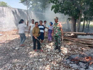 Peduli Kebersihan Lingkungan, Babinsa dan Warga Gotong Royong Bersihkan Kantor Desa
