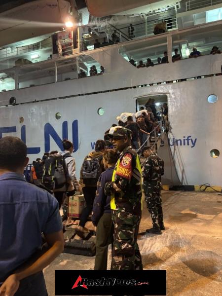 Babinsa Koramil Ende Selatan Perkuat Pengamanan Pelabuhan IPPI Saat Kedatangan KM Lawit