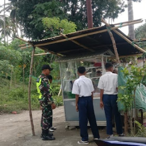 Wujud Kehadiran TNI AD, Babinsa Nangapanda Laksanakan Pamwil dan Komsos di Wilayah Binaan