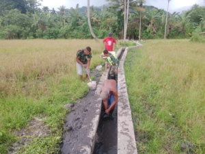 Gotong Royong Babinsa dan Warga, Perbaikan Irigasi di Dusun Ratesuba Berjalan Lancar