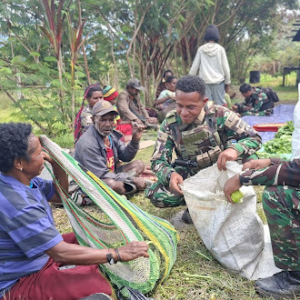 Satgas Yonif 743/PSY Dukung Kesejahteraan Mama Papua di Puncak Jaya Lewat Belanja Kasih
