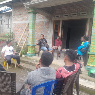 Babinsa Koramil Ende Tingkatkan Keamanan Wilayah Melalui Komsos dan Pamwil