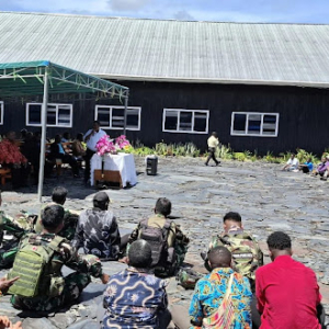 Satgas Yonif 743/PSY Hadir dalam Ibadah Minggu di Kampung Wuyuneri