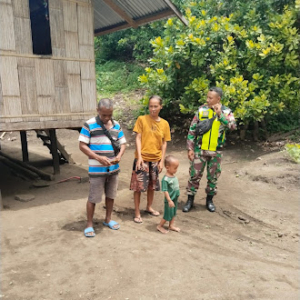 Dekat dengan Rakyat, Babinsa 1602-04/Maurole Pantau Keamanan Desa Tou Barat