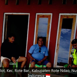 Melalui Komsos, Babinsa Ajak Warga Desa Oelolot Jaga Keamanan Lingkungan