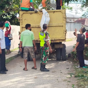 Pererat Kebersamaan, Babinsa Koramil 01/Loli Gelar Kerja Bakti