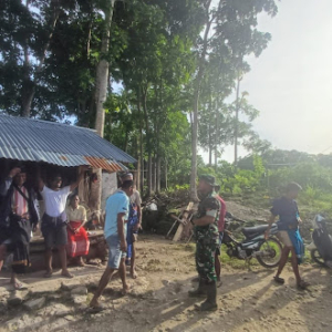 Wujud Kemanunggalan TNI-Rakyat, Babinsa Komsos Kamtibmas di Umbu Jodu