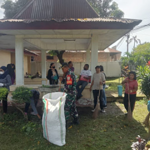 Komsos dan Pamwil Babinsa Wujudkan Lingkungan Bersih dan Kondusif di Ende Timur