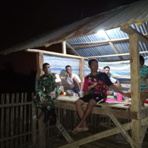 Tingkatkan Keamanan Lingkungan, Babinsa Laksanakan Patroli Malam di Sawe