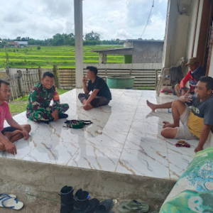 Babinsa Koramil Poto Tano Monitoring Wilayah Demi Keamanan Desa Mantar