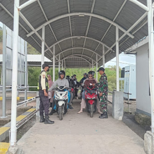 Pengamanan Pelabuhan Poto Tano Berjalan Aman, Babinsa Hadir Jaga Kondusifitas