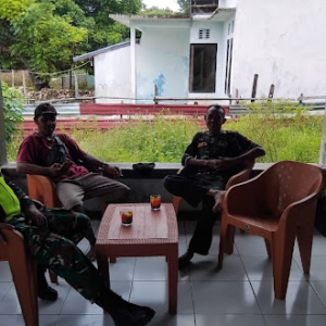 Babinsa Monitoring Wilayah, Warga Batutua Diingatkan Waspada Cuaca Tidak Menentu